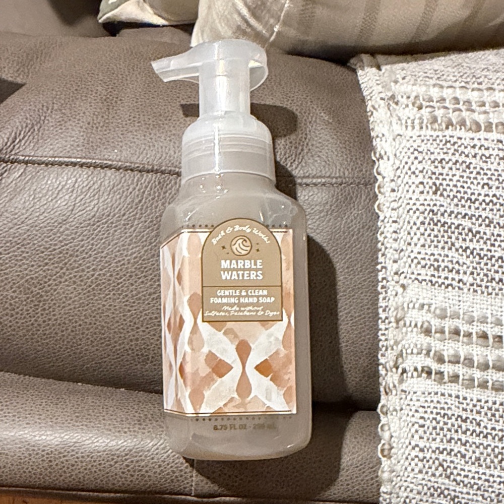 Bath & Body Works Marble Waters Foaming Hand Soap - Cream and Brown